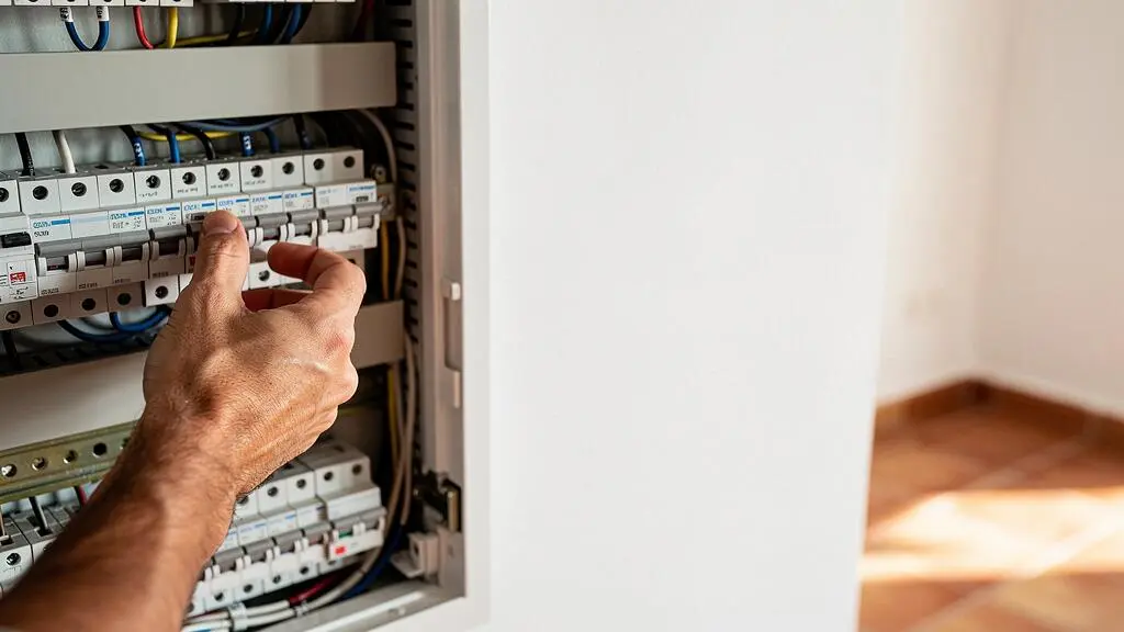 Cuadro eléctrico moderno de una vivienda española con varios interruptores magnetotérmicos organizados por circuito