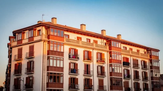 Fachada de un edificio residencial español moderno que representa la eficiencia energética y el confort térmico durante todo el año