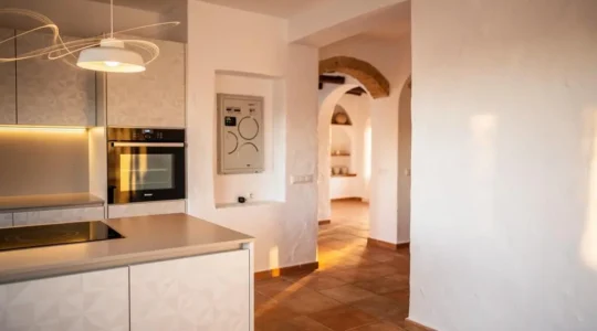 Vivienda española moderna que representa el equilibrio entre la potencia eléctrica contratada y los electrodomésticos del hogar