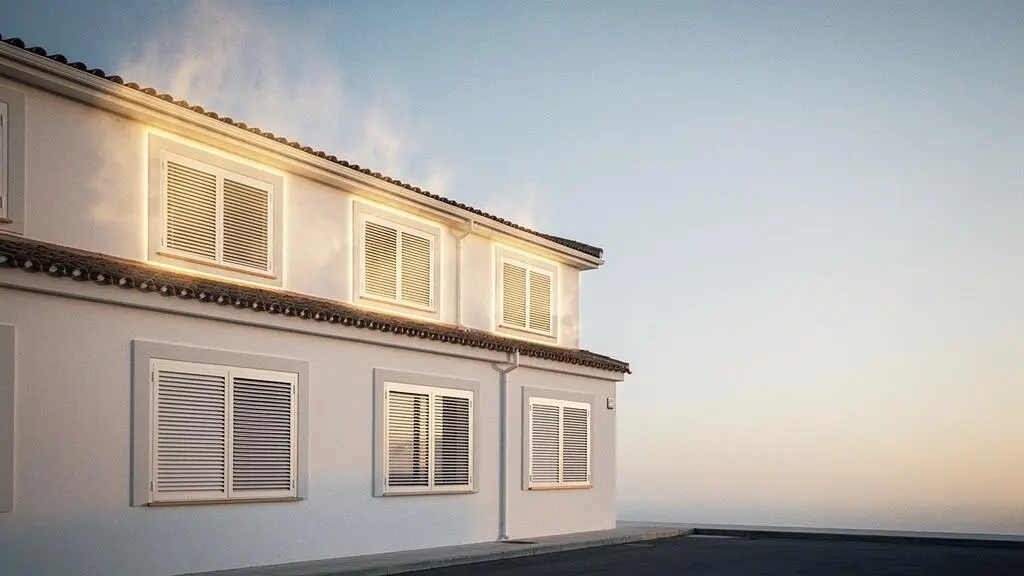 Vivienda española moderna con vista de fachada mostrando pérdidas de calor invisibles por techo, ventanas y muros