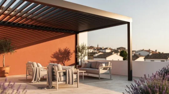 Terraza moderna española con pérgola bioclimática de lamas orientables integrada en un ambiente mediterráneo cálido